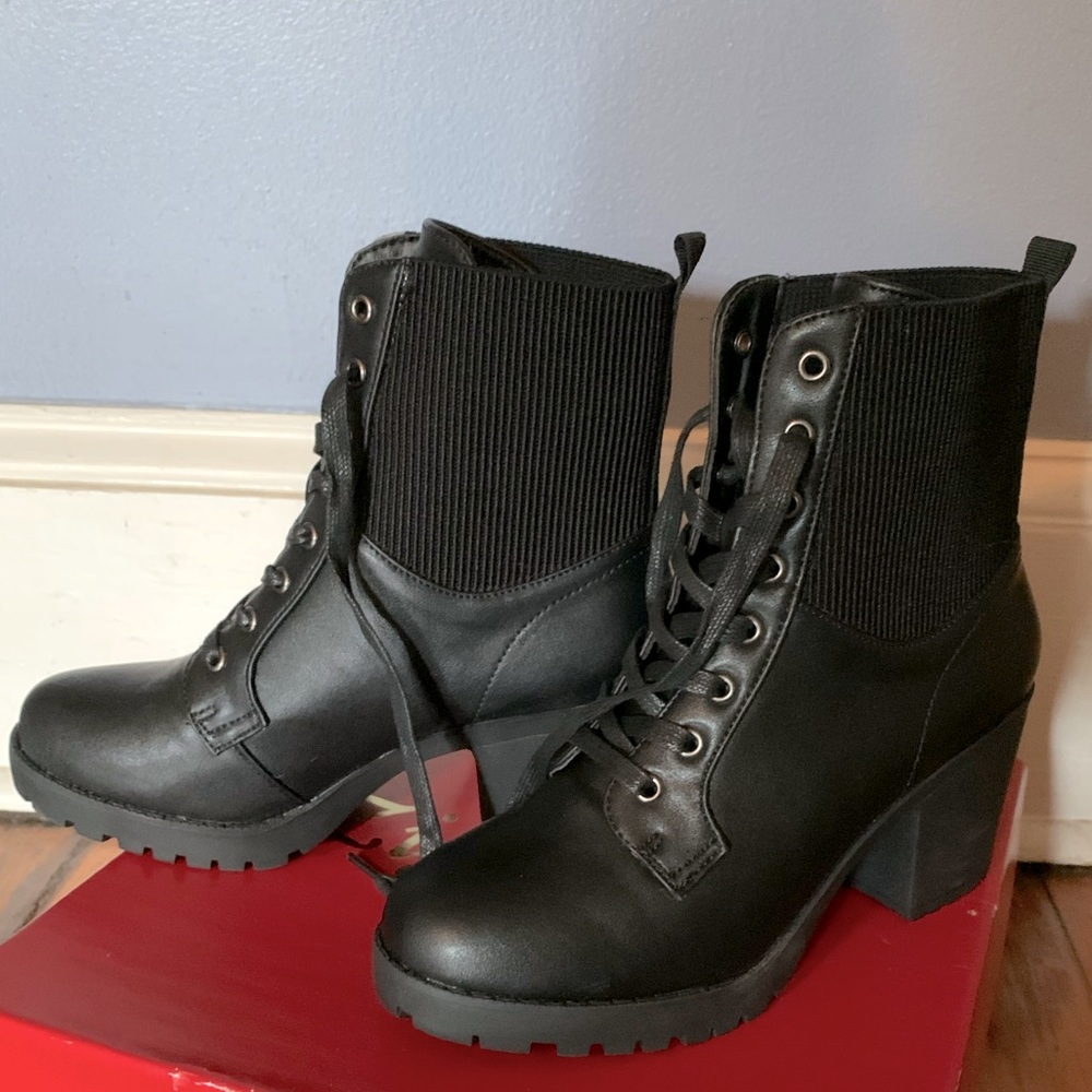 Black lace-up boots size 7 NWT